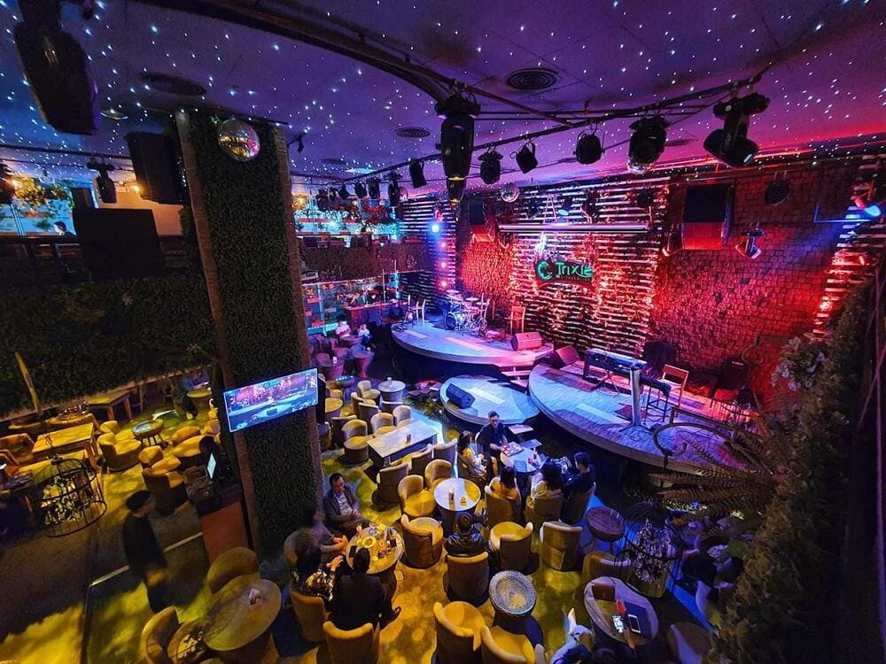 Quán có không gian sang trọng cùng âm thanh, ánh sáng tốt